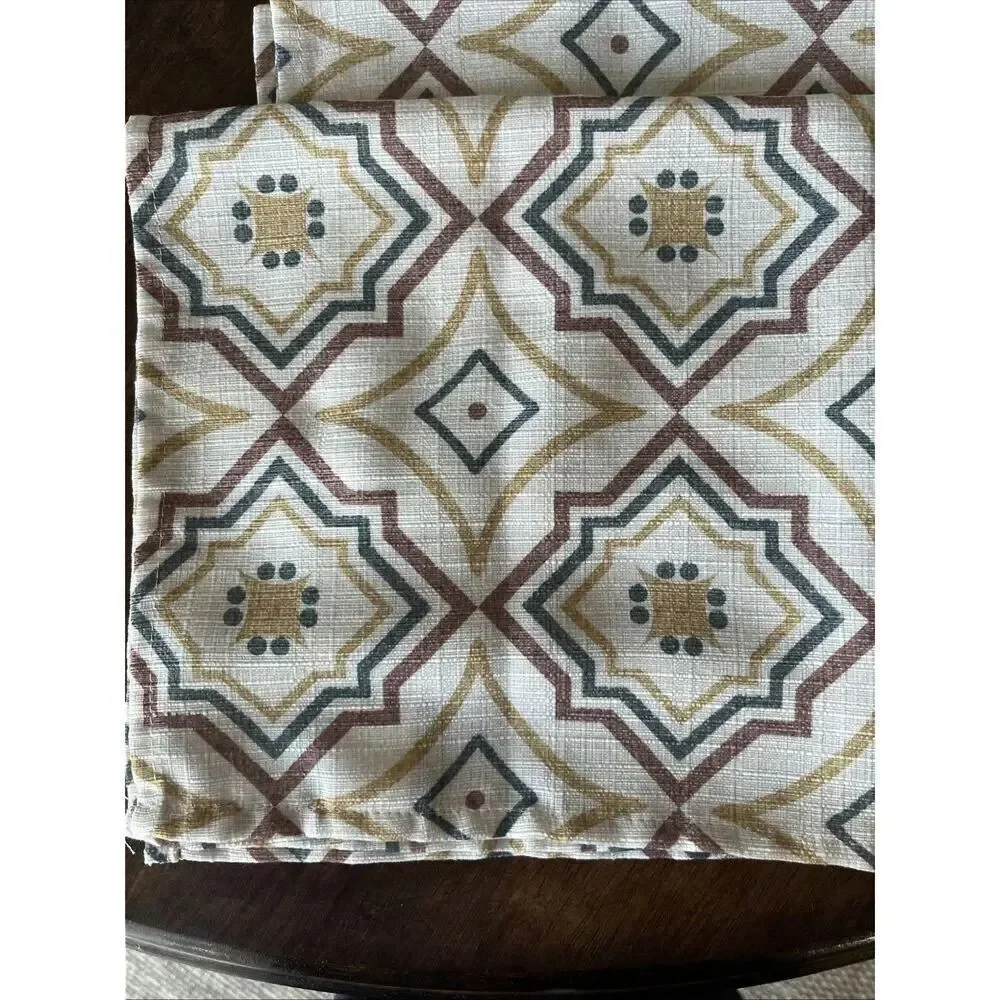 Food Network Year Round Set (4) Polyester Interlocking Geometric Design Napkins